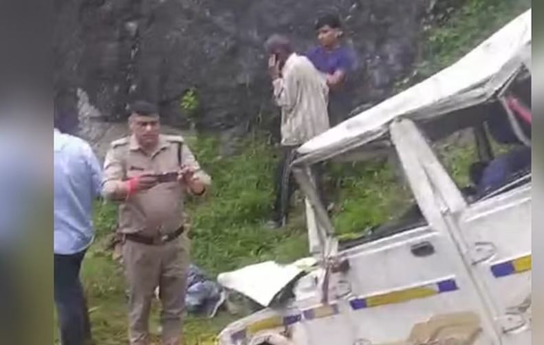 श्रीनगर: पैंडुला-मैखंडी मोटर मार्ग पर खाई में गिरा मैक्स वाहन, तीन की मौत, एक घायल