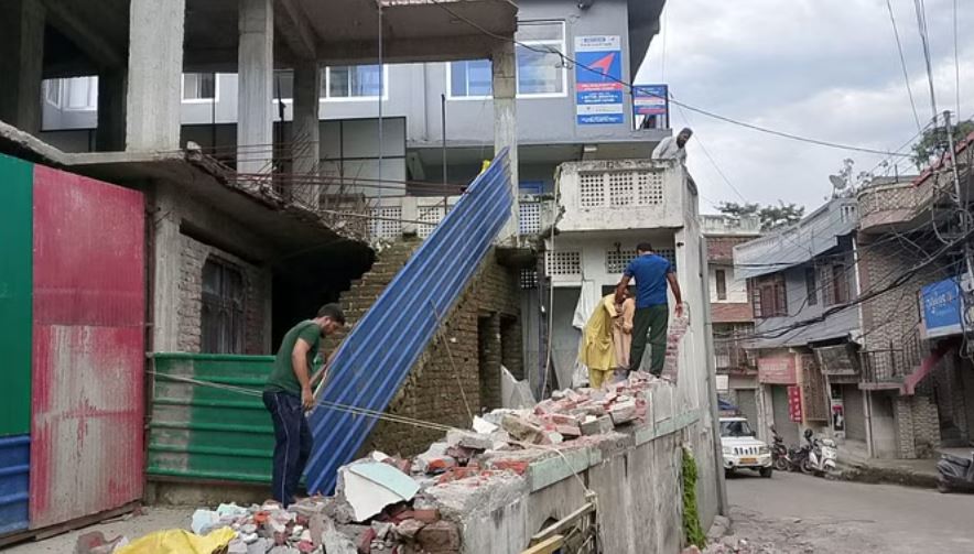 मंडी की मस्जिद में मुस्लिम समुदाय ने खुद तोड़ा अवैध निर्माण