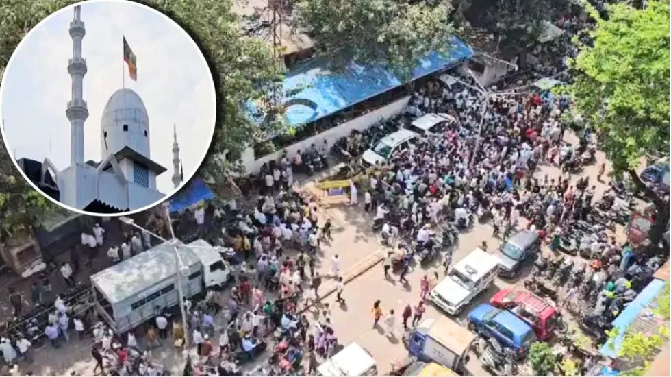 मुंबई: टूट गई सुभानिया मस्जिद की विवाद वाली मीनार, कमेटी ने किया ध्वस्त