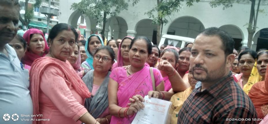 मुजफ्फरनगर: आंगनबाड़ी कर्मचारियों का कचहरी में प्रदर्शन