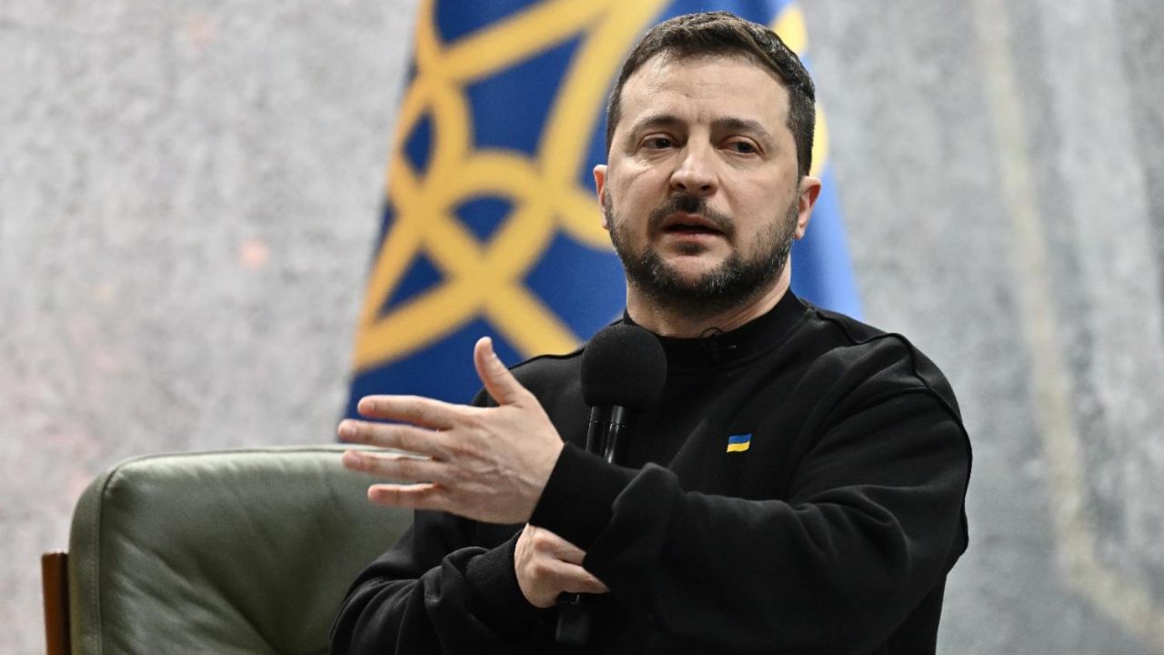 रूस से जंग में अपने भी छोड़ रहे जेलेंस्की का साथ, 5 मंत्रियों ने दिया इस्तीफा