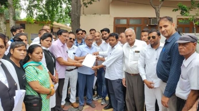 मुजफ्फरनगर: महिला अधिवक्ता की हत्या के विरोध में अधिवक्ताओं ने किया प्रदर्शन