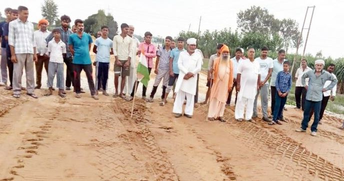 मुजफ्फरनगर: ग्रामीणों ने अंडरपास की मांग पर रोका हाईवे का निर्माण