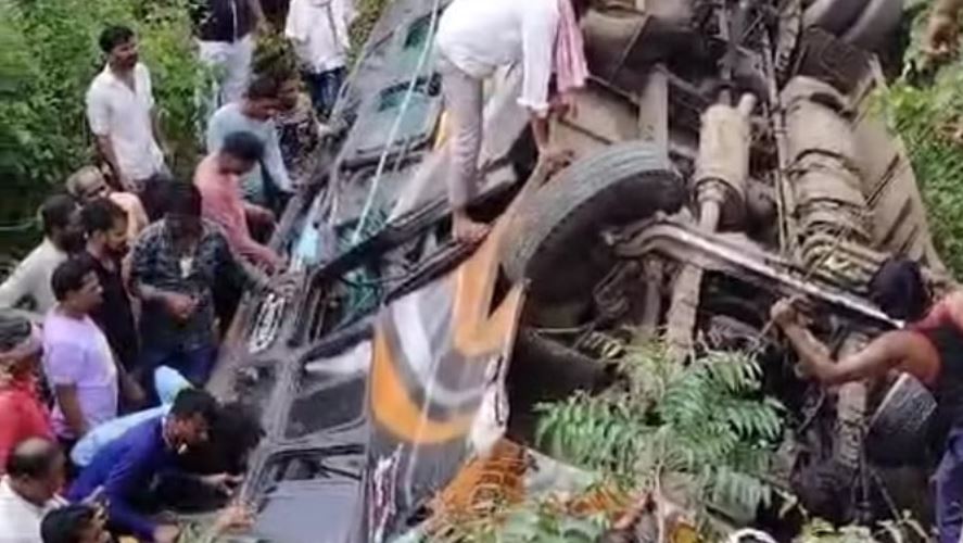 छिंदवाड़ा: स्टेयरिंग फेल हाेने से पुलिया के नीचे गिरी बस, तीन लोग हुए घायल