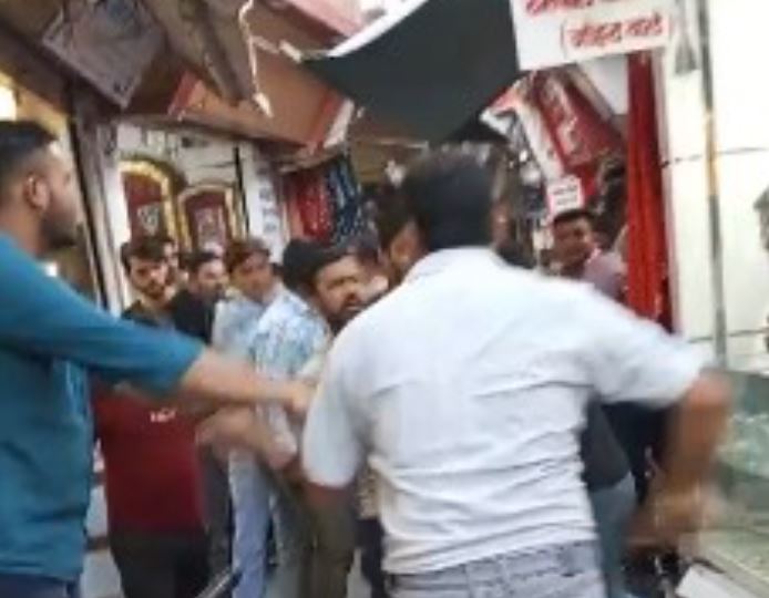 मुजफ्फरनगर में दो दुकानदारों में जमकर मारपीट, एक आरोपी गिरफ्तार
