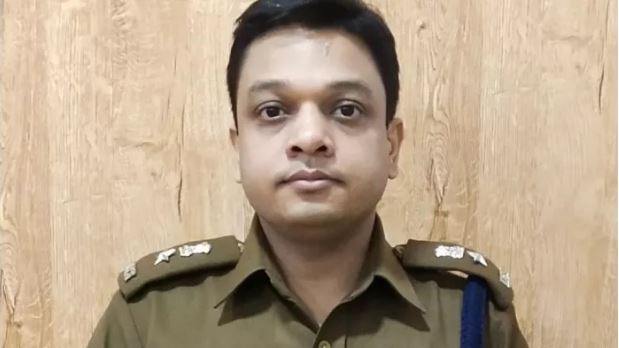 आईपीएस अधिकारी ने घायल बाइक सवार को पहुंचाया अस्पताल; खुद उठाया पूरा खर्चा