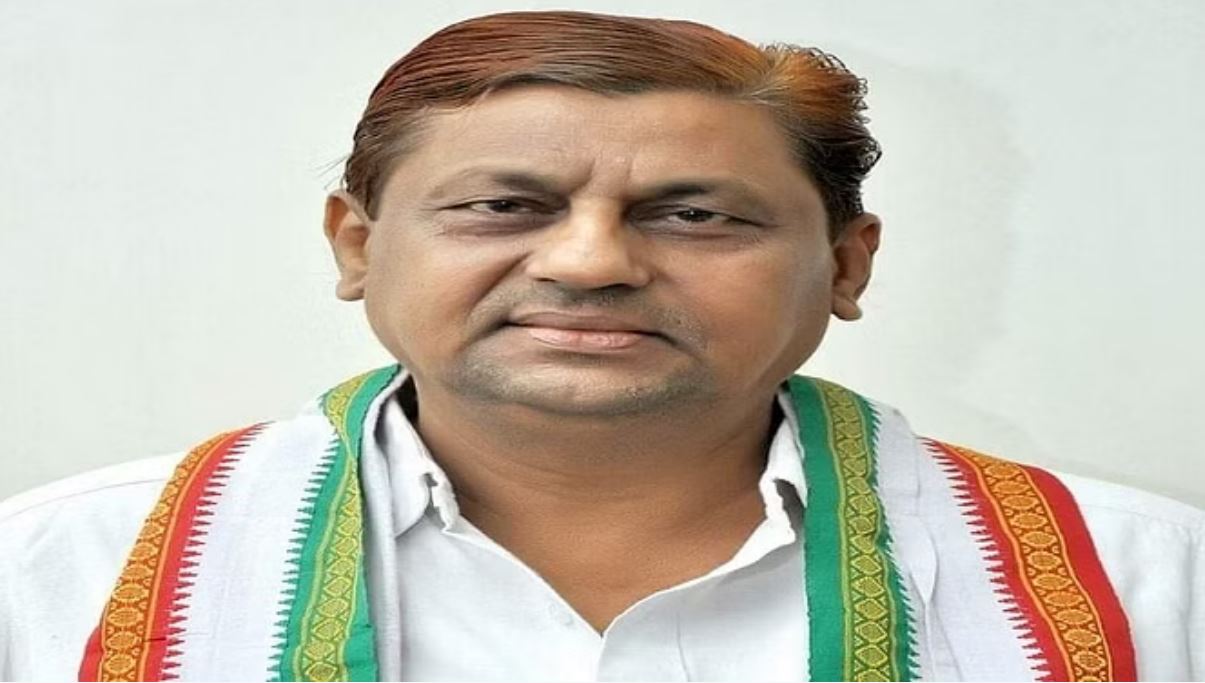 पूर्व मंत्री मो. अकबर समेत चार के खिलाफ आत्महत्या के लिए उकसाने का मामला दर्ज