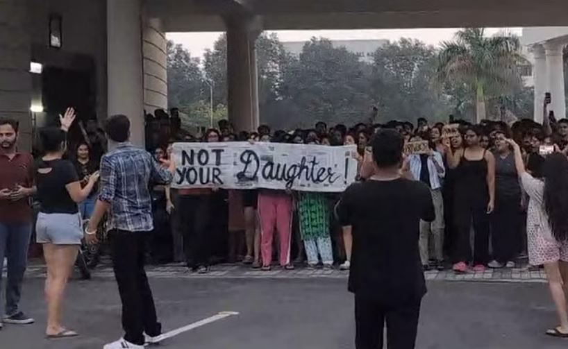 बिना नोटिस गर्ल्स हाॅस्टल में गए वीसी का विरोध, धरने के बाद नेशनल लाॅ यूनिवर्सिटी अगले आदेशों तक बंद