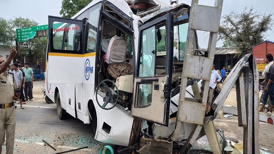 मुजफ्फरनगर: हाईवे पर हाइट गेज से टकराई श्रद्धालुओं की मिनी बस, 1 की मौत, 19 घायल