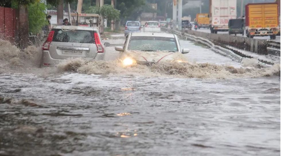 दिल्ली-एनसीआर में बदला मौसम, झमाझम बारिश के बाद कई जगह जाम