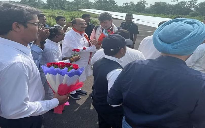 छत्तीसगढ़: रनवे पर लड़खड़ाया विमान, सवार थे राज्य के वित्त और स्वास्थ्य मंत्री समेत कई दिग्गज