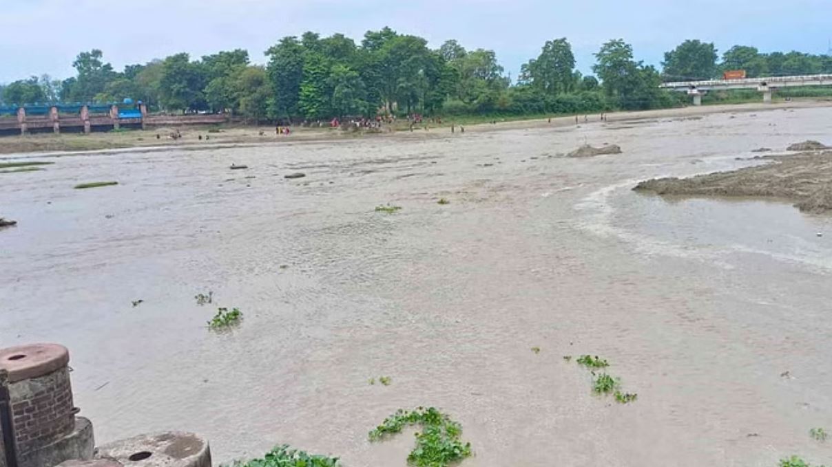 रतमऊ नदी का अचानक जलस्तर बढ़ा, स्नान कर रहे जायरीनों को पुलिस ने समय रहते हटाया