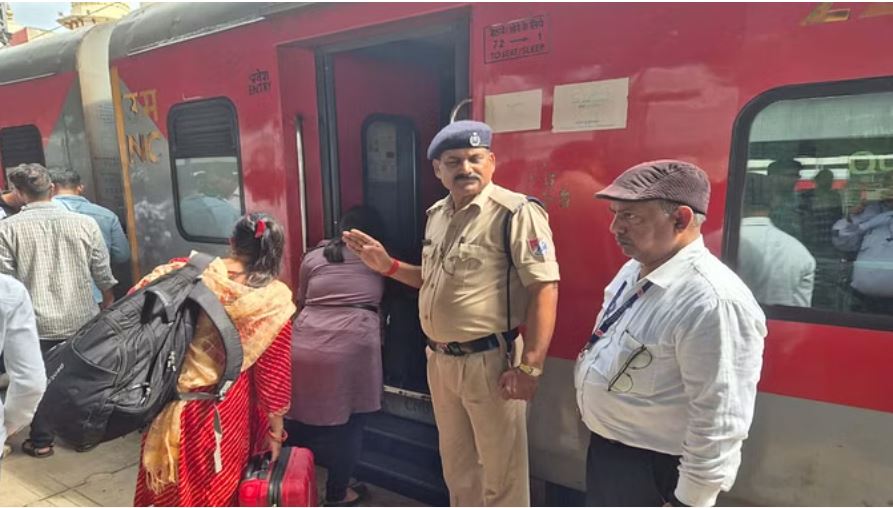 स्वतंत्रता सेनानी एक्सप्रेस के पहियों का एक्सल हुआ जाम, टला हादसा