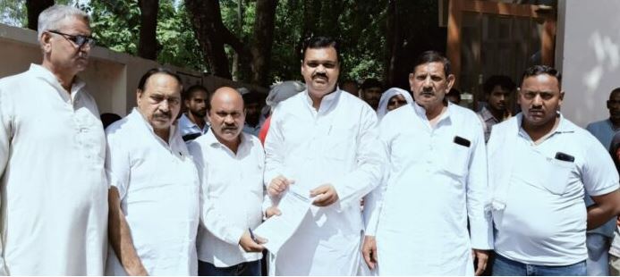 मुजफ्फरनगर: सहकारी गन्ना समितियों के निष्पक्ष चुनाव को लेकर सपा ने डीएम को दिया ज्ञापन