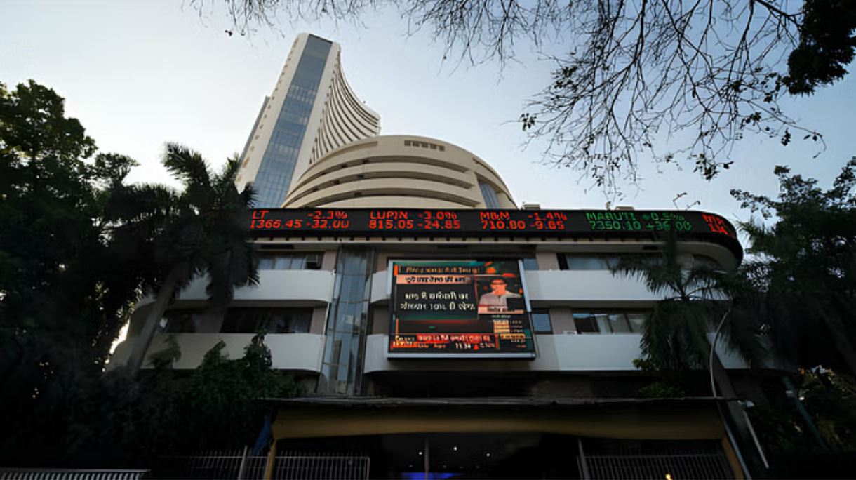 शेयर बाजार के फिसलने का सिलसिला जारी; सेंसेक्स 200 अंक टूटा