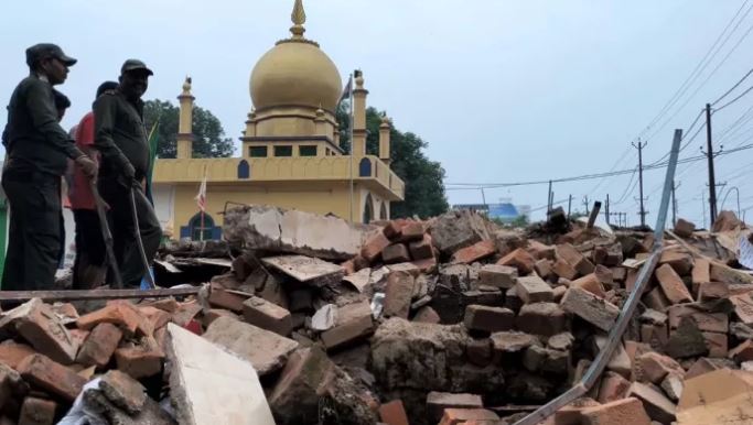 मस्जिद के पास अवैध कब्जों पर चला बुलडोजर, पुलिस के 100 जवान रहे तैनात