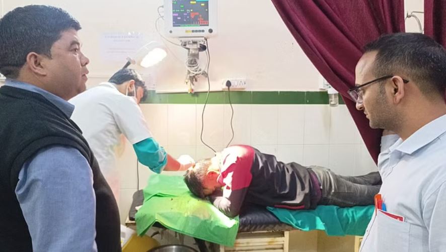 पाैड़ी: आपसी रंजिश में युवक ने ग्राम प्रधान के सिर पर किया हथाैड़े से वार