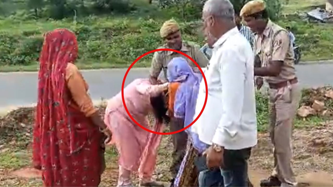 पिट गईं एसडीएम मैडम! बुलडोजर लेकर पहुंची थीं, गुस्साई महिला ने बाल पकड़कर घसीटा