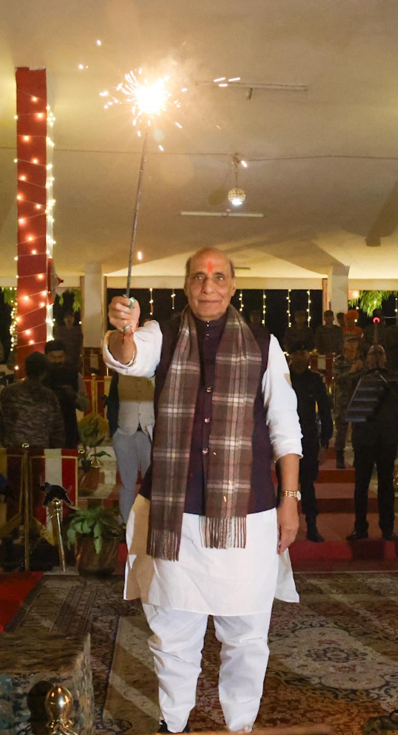 तेजपुर में रक्षा मंत्री राजनाथ सिंह ने जवानों के साथ मनाई दिवाली