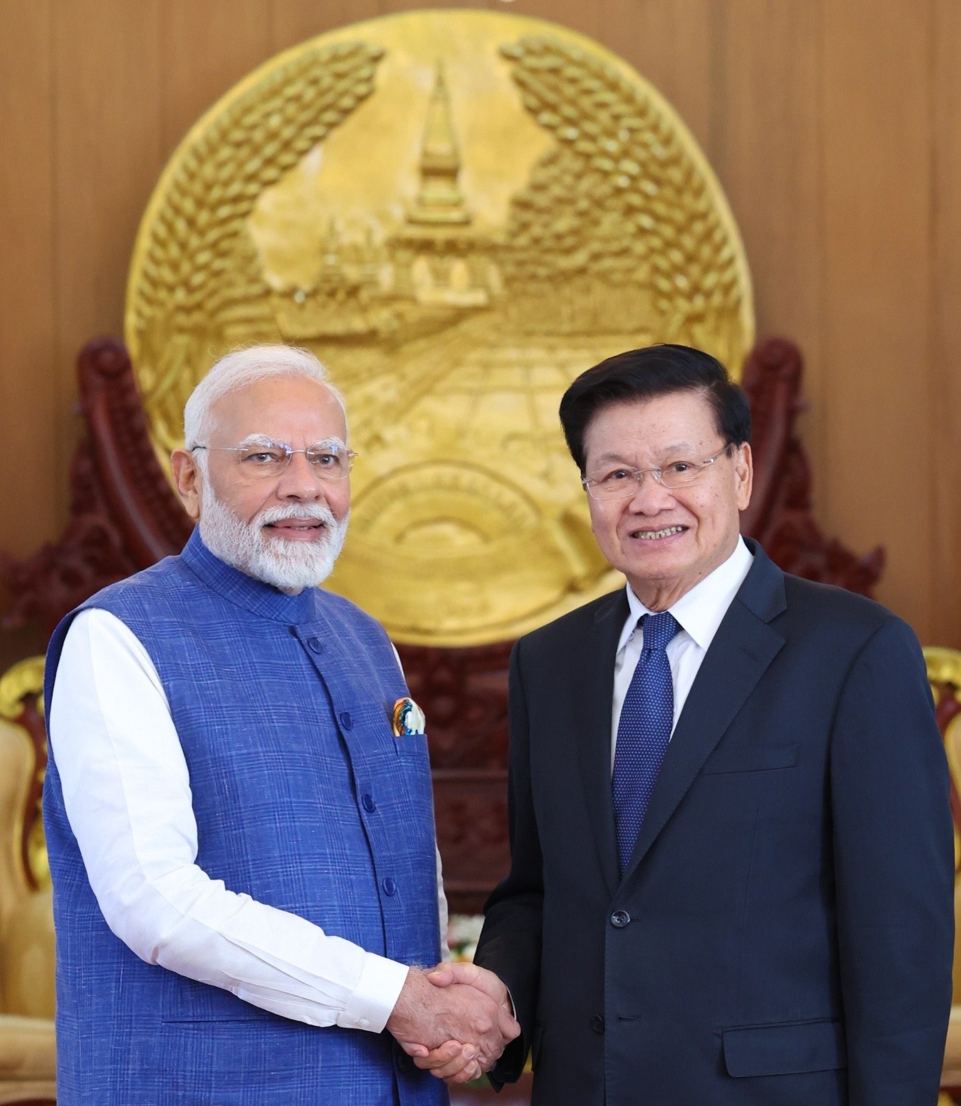 चांदी का मोर...पीएम मोदी ने लाओस में नेताओं को दिए गिफ्ट