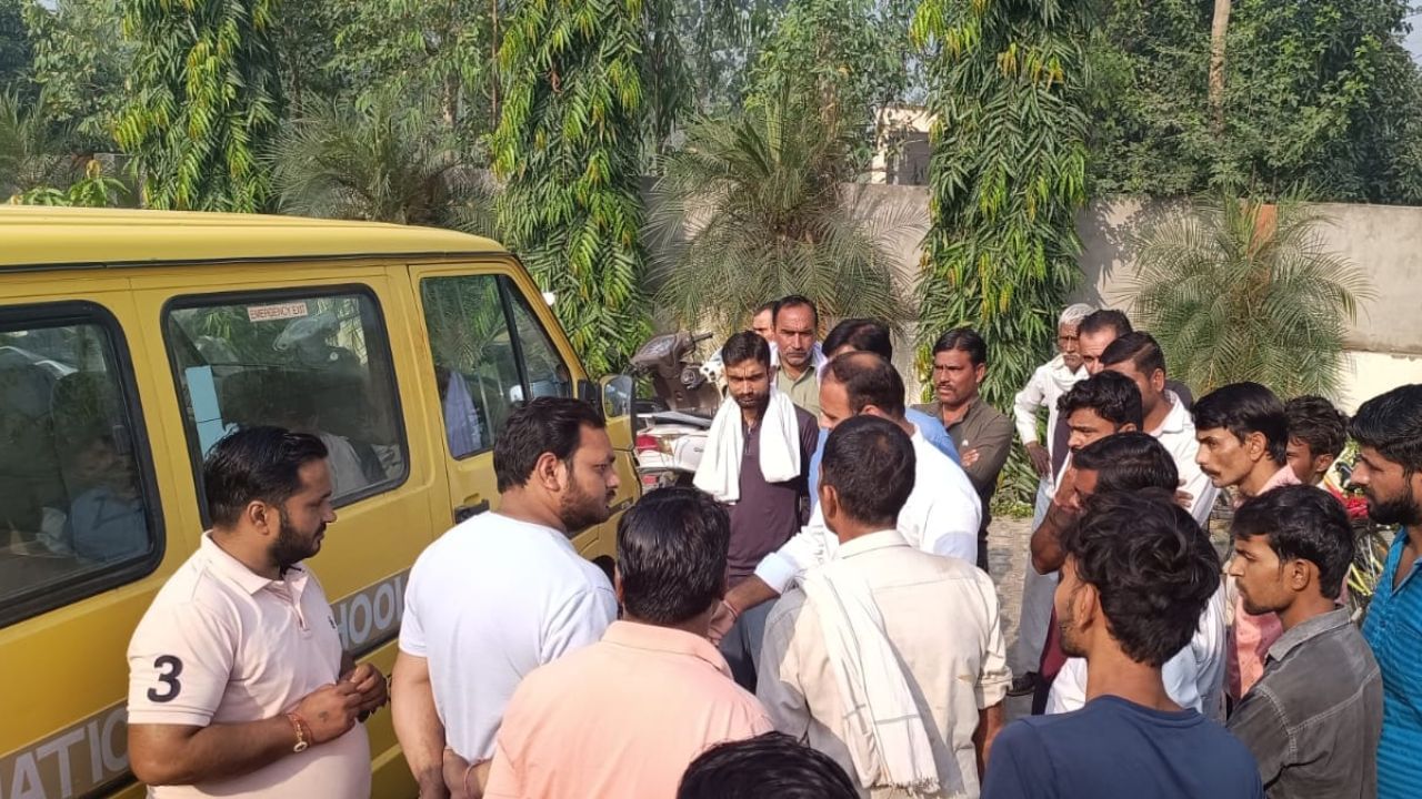 अमरोहा में बदमाशों ने स्कूल वैन पर की फायरिंग, बाल-बाल बचे बच्चे