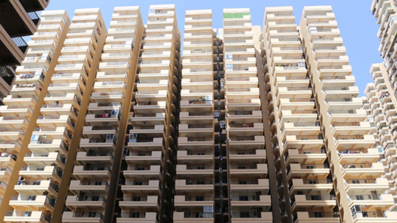 ग्रेटर नोएडा में सोसायटी के 27वें फ्लोर से गिरी 2 साल की मासूम