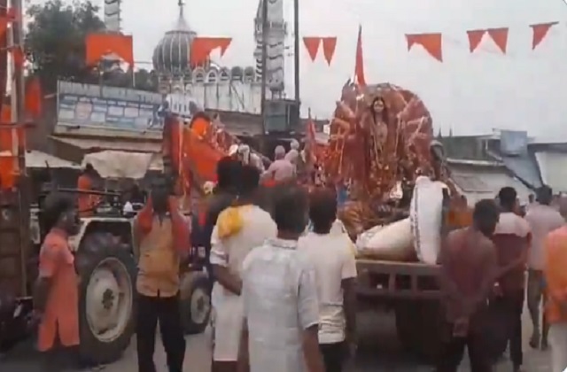 बहराइच: मूर्ति विसर्जन यात्रा पर पथराव और फायरिंग, एक की मौत