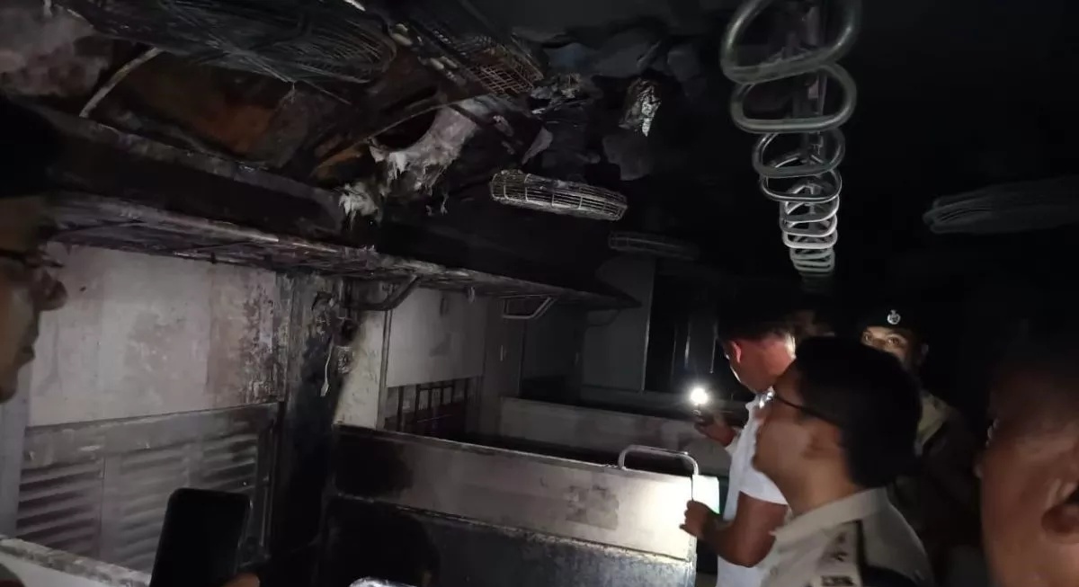 जींद से दिल्ली जा रही पैसेंजर ट्रेन में विस्फोट, आग लगने से चार यात्री झुलसे