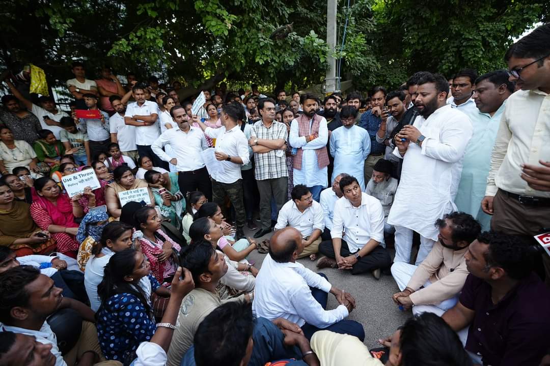 दिल्ली: उपराज्यपाल आवास के पास पूर्व बस मार्शल्स का प्रदर्शन, मंत्री सौरभ सहित कई विधायक डिटेन