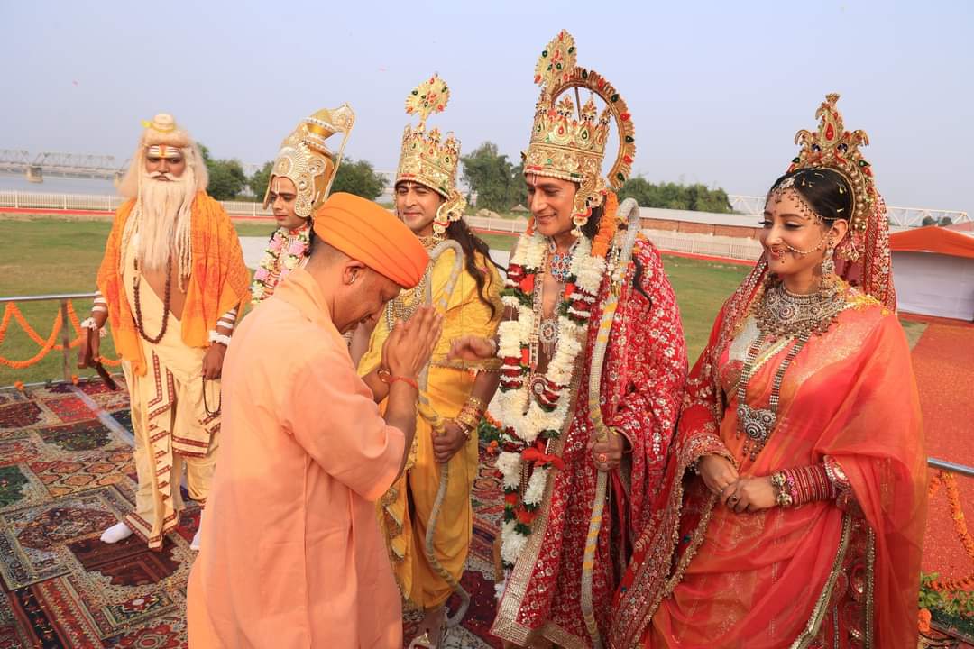 पुष्पक विमान से रामलला का आगमन, सीएम योगी ने खींचा रथ
