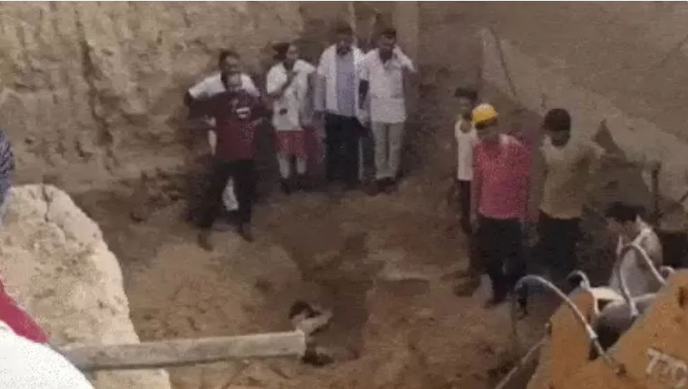 गुजरात: मेहसाणा में दर्दनाक हादसा, मिट्टी धंसने से कई मजदूर दबे; 7 की मौत