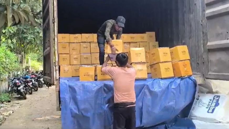 बिहार: पुलिस ने पकड़ी 19 हजार विदेशी शराब की बोतलें