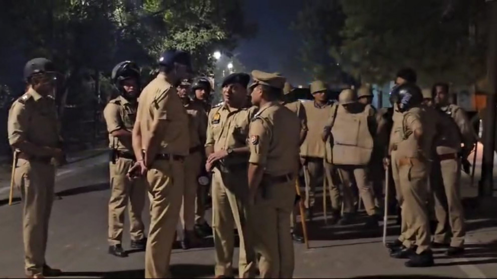 मुरादाबाद में बवाल: दो समुदायों में हुआ पथराव... कार के टूटे शीशे, एक युवक घायल