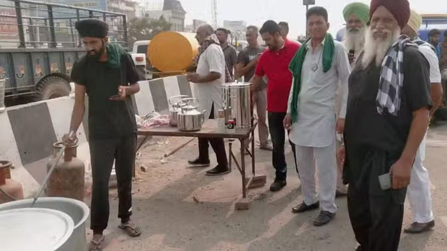 फगवाड़ा में टीकरी-शंभू बॉर्डर जैसे हालात: हाईवे पर डटे किसान, सड़क पर लंगर