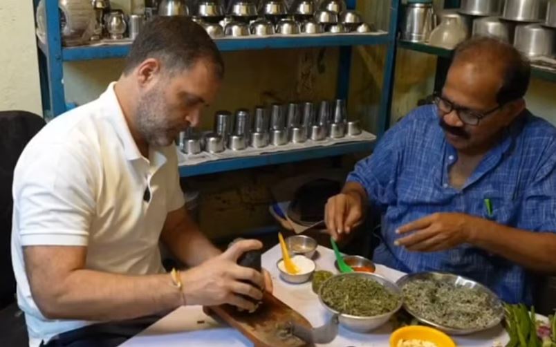 राहुल ने दलित परिवार के साथ बनाया खाना, बोले- हम संविधान की रक्षा करेंगे