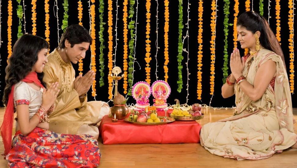 दिवाली आज, इस शुभ मुहूर्त में करें लक्ष्मी पूजा, जानें पूजा विधि