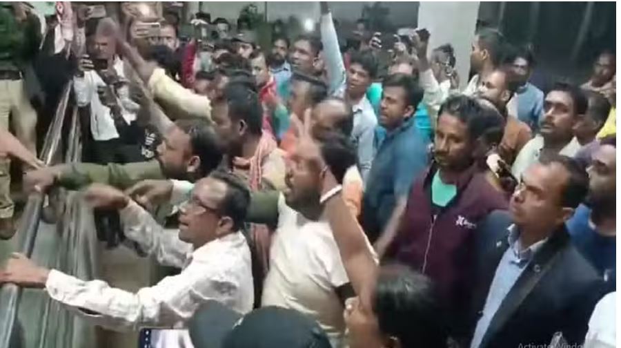 बलरामपुर में बवाल: युवक की पुलिस कस्टडी में मौत, भीड़ ने थाने पर किया पथराव