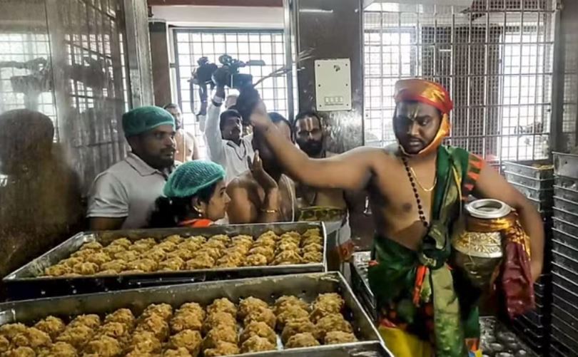 लड्डू विवाद के बाद तिरुपति मंदिर पर जमकर बरसा दान, 8 दिनों बिके 30 लाख लड्डू