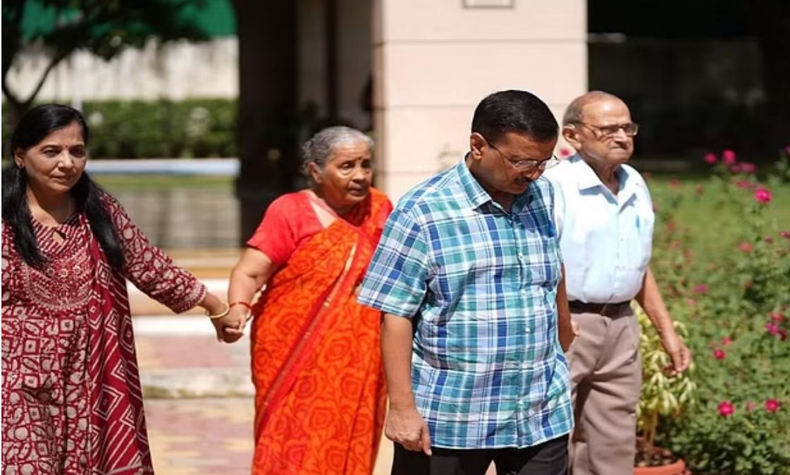 दिल्ली: केजरीवाल ने छोड़ा मुख्यमंत्री आवास.... परिवार के साथ निकले