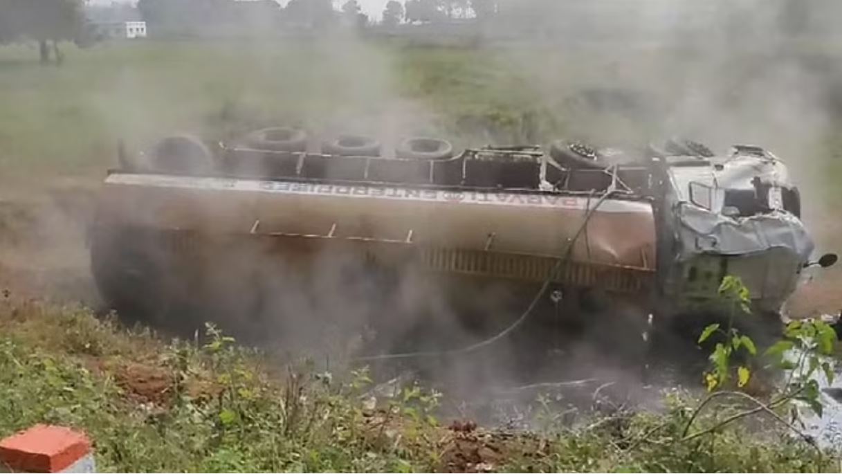 पेंड्रा: हाइड्रोक्लोरिक एसिड से भरा टैंकर पलटा, जहरीला धुआं फैला, चालक फरार