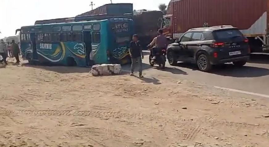 मुरैना: तेज रफ्तार में दौड़ रही थी बस, अचानक निकल गया पहिया