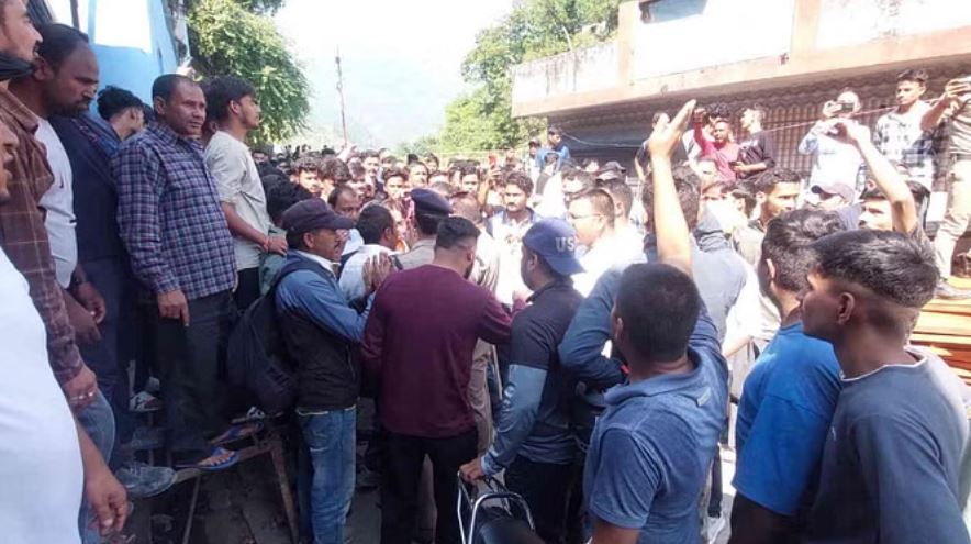 चमोली: गौचर में दो समुदाय के युवकों में मारपीट, दुकानों में तोड़फोड़