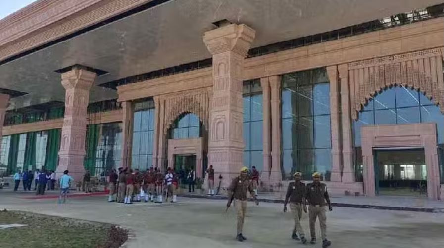 अयोध्या आ रही फ्लाइट में बम की सूचना, कुछ ही देर में करेगी लैंड