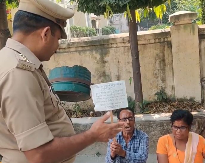 मुज़फ्फरनगर: एसएसपी दफ्तर में लगे ‘पुलिस मुर्दाबाद और भ्रष्टाचार जिंदाबाद’ के नारे