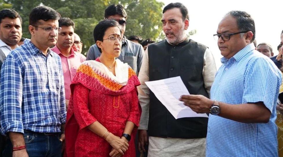 दिल्ली प्रदूषण: आनंद विहार पहुंचीं  आतिशी, बताया सरकार का प्लान