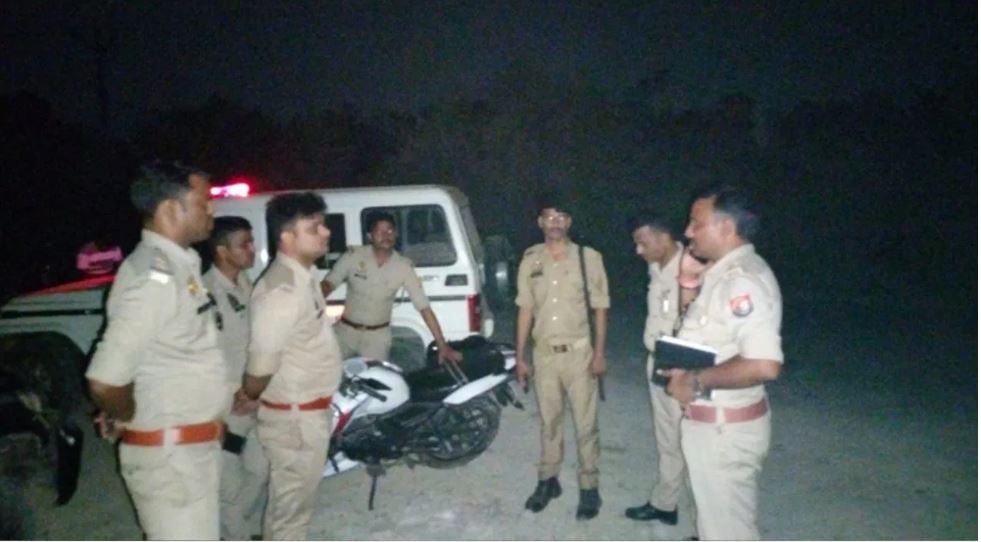 आजमगढ़ में पशु तस्करों ने पुलिस पर किया हमला, 4 कांस्टेबल घायल