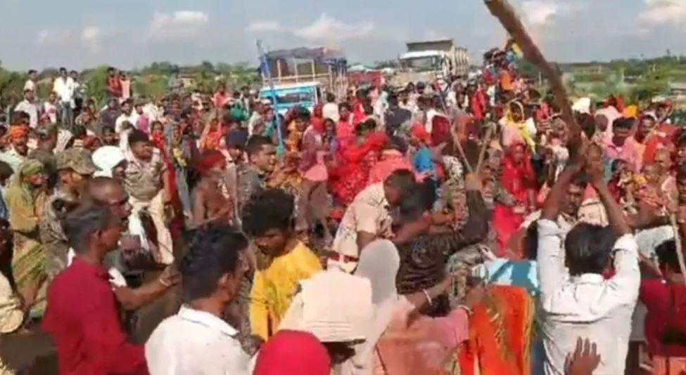 मुजफ्फरपुर में बाढ़ राहत सामग्री के लिए बवाल, पुलिस पर पथराव