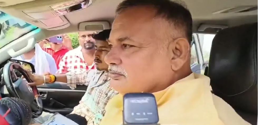 भरी आंखें और जुबां पर 'साजिश'... सरेंडर के वक्त रो पड़े मुन्ना शुक्ला