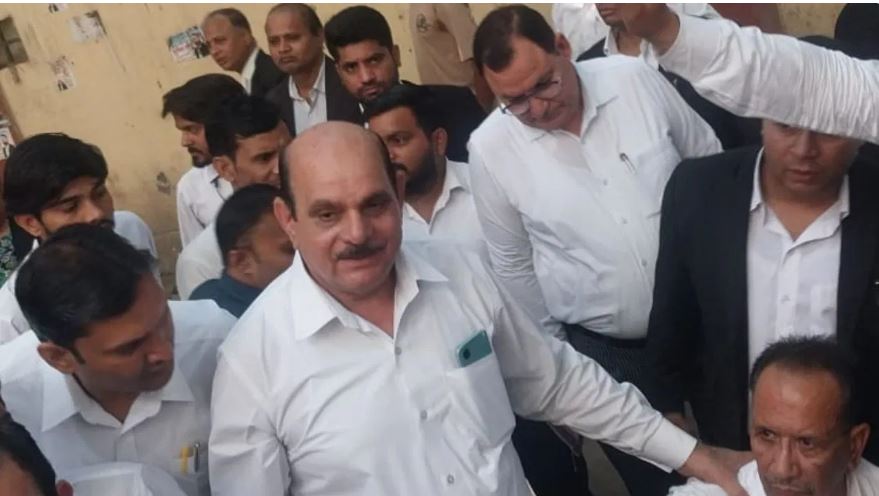 गाजियाबाद कोर्ट में जज-वकीलों के बीच हुई बहस और फिर दे दनादन