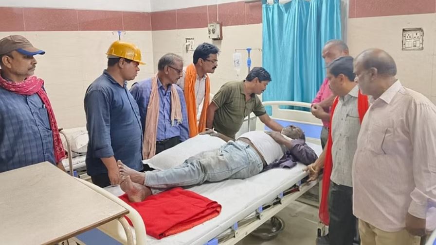 एसईसीएल गेवरा: 80 फिट नीचे खाई में गिरा डंपर, कांच तोड़कर चालक को निकाला